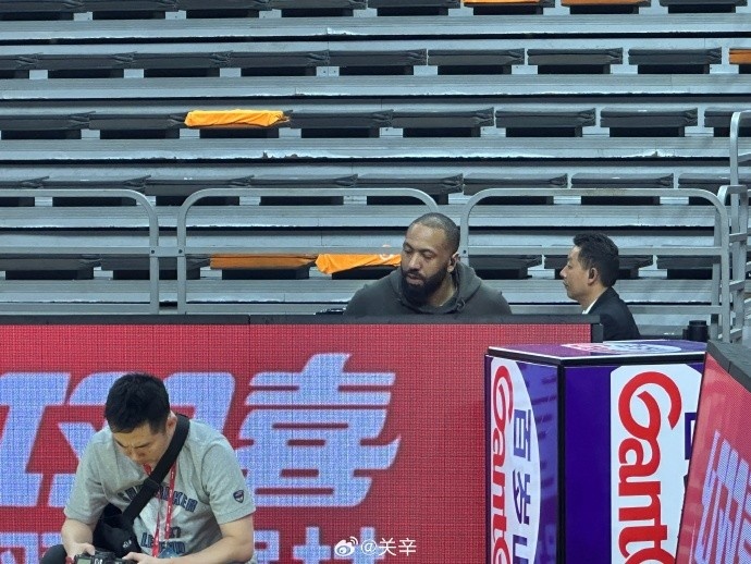 今晚不打？廣東主場迎戰(zhàn)廣廈 吉倫沃特一身便裝現(xiàn)身球館