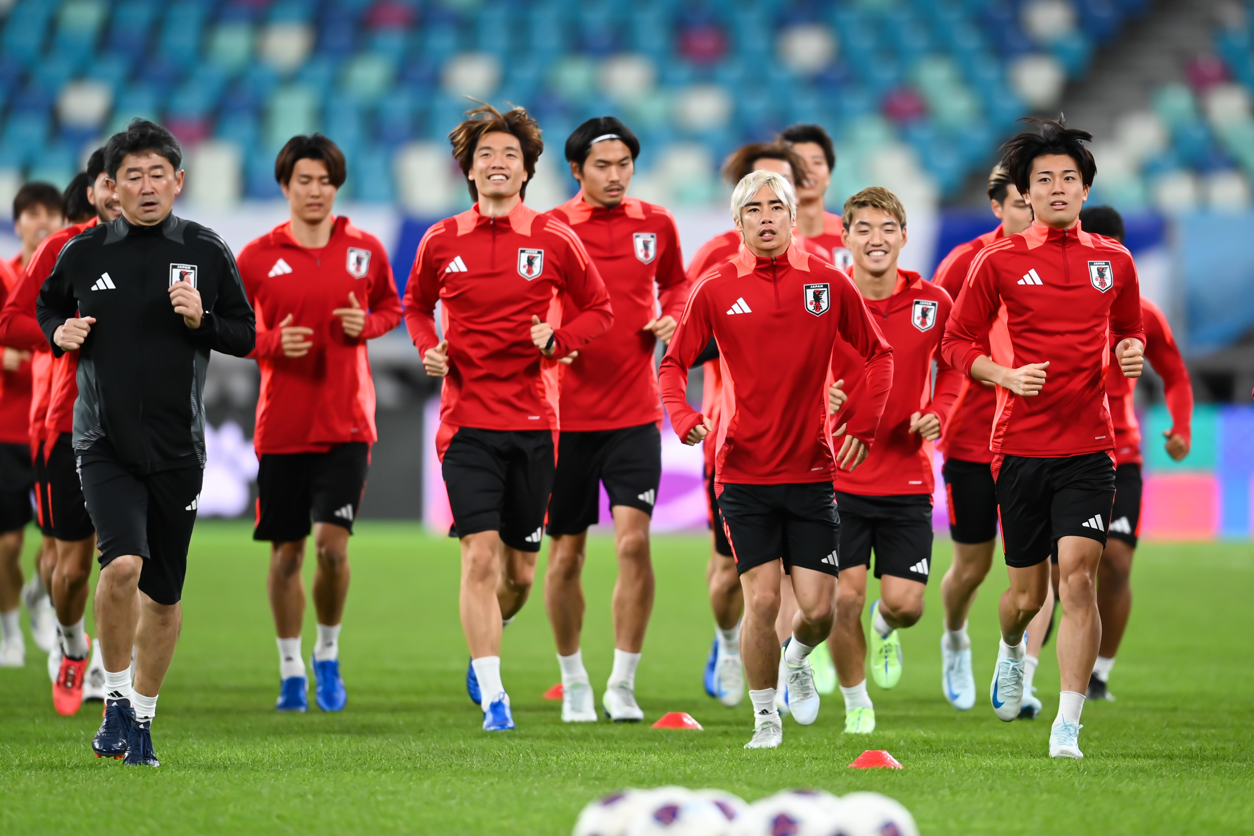 日媒：日本隊(duì)今日進(jìn)行賽前一日踩場訓(xùn)練，三笘薰和長友佑都缺席